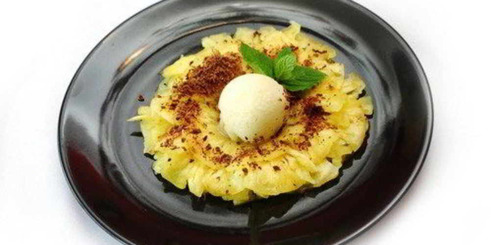 Рецепт ананасы в черном перце на гриле с мороженым и медово-апельсиновым соусом