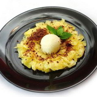 Ананасы в черном перце на гриле с мороженым и медово-апельсиновым соусом