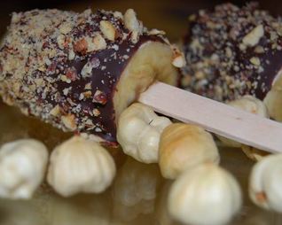 Бананы в шоколаде и орехах