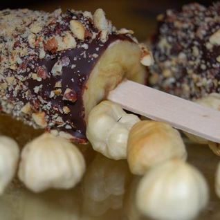 Бананы в шоколаде и орехах