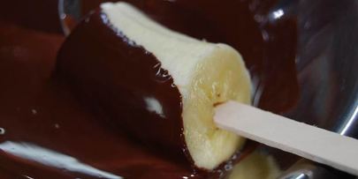 бананы в шоколаде и орехах