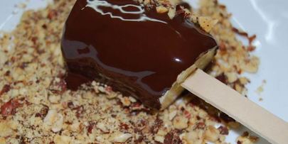 бананы в шоколаде и орехах