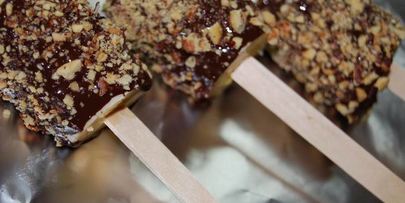 бананы в шоколаде и орехах