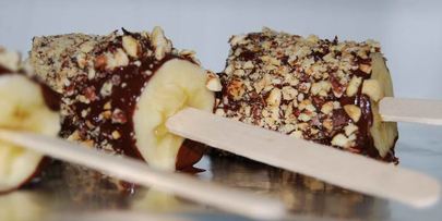 бананы в шоколаде и орехах