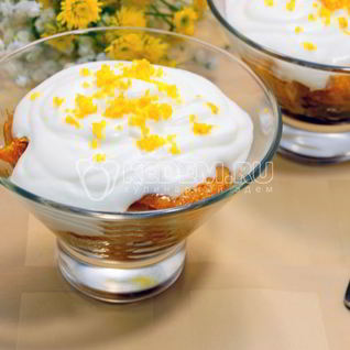 Десерт из апельсинов с взбитыми сливками