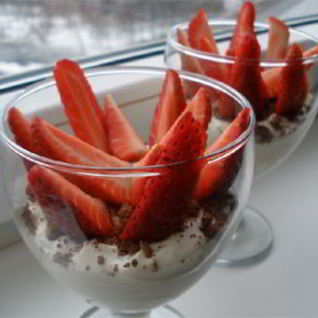 Десерт с клубникой и трюфелем