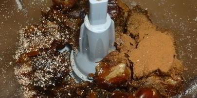 финиковый пудинг с карамельным соусом