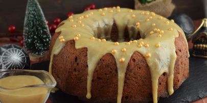 финиковый пудинг с карамельным соусом