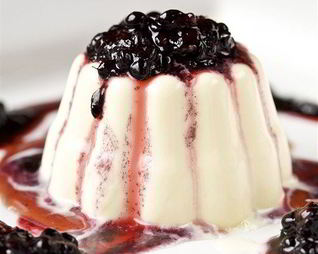 Французский десертный сыр с ежевичным соусом