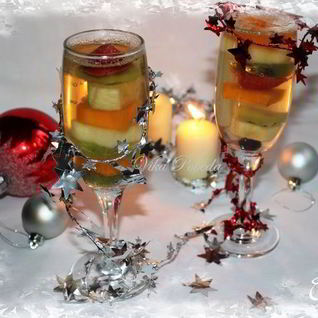 Фруктово-ягодный десерт с шампанским