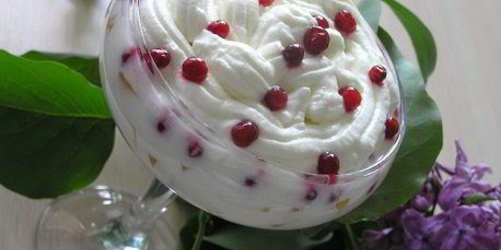 Рецепт фруктово-ягодный десерт со взбитыми сливками