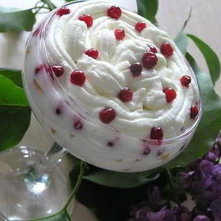 Фруктово-ягодный десерт со взбитыми сливками