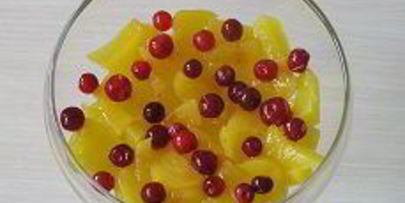 фруктово-ягодный десерт со взбитыми сливками