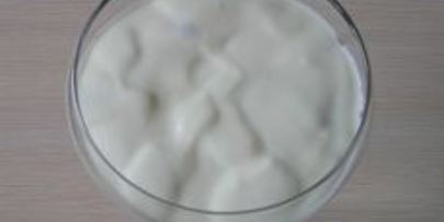 фруктово-ягодный десерт со взбитыми сливками