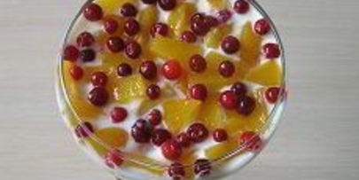 фруктово-ягодный десерт со взбитыми сливками