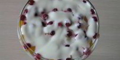 фруктово-ягодный десерт со взбитыми сливками