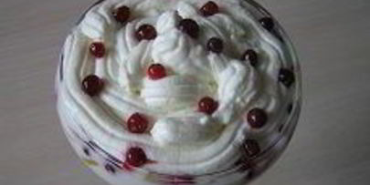 фруктово-ягодный десерт со взбитыми сливками