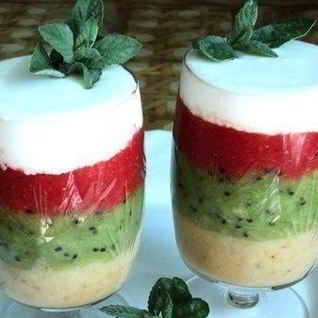 Фруктовый десерт Прохладная радуга с пломбиром