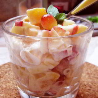 Фруктовый десерт с мороженым