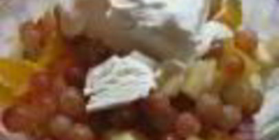 фруктовый десерт с мороженым