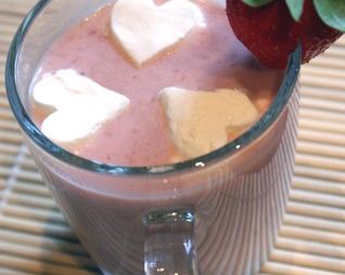 Горячий белый шоколад с клубникой