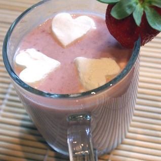 Горячий белый шоколад с клубникой
