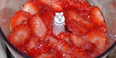 горячий белый шоколад с клубникой