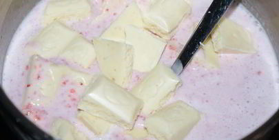 горячий белый шоколад с клубникой