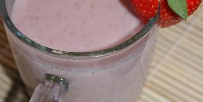 горячий белый шоколад с клубникой