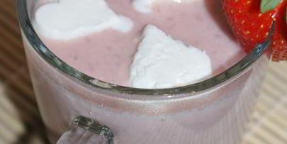 горячий белый шоколад с клубникой