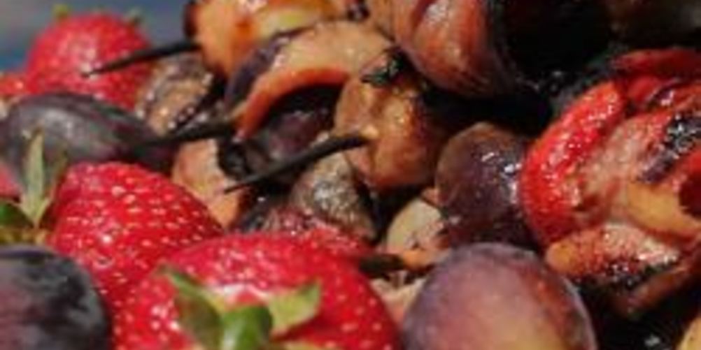 Рецепт гребешки и фрукты в беконе на шпажках