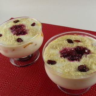 Йогуртово-творожный десерт с клюквой, персиками и миндалем