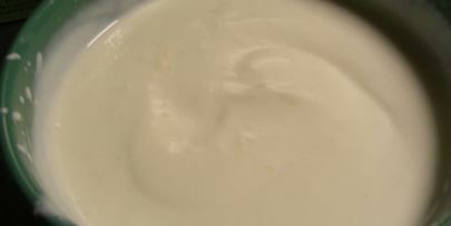 йогуртово-творожный десерт с клюквой, персиками и миндалем