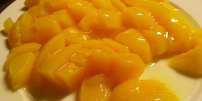 йогуртово-творожный десерт с клюквой, персиками и миндалем