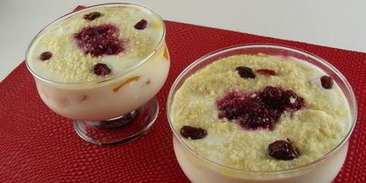 йогуртово-творожный десерт с клюквой, персиками и миндалем