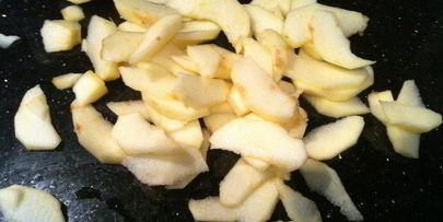 хлебный пудинг с яблоками и черникой