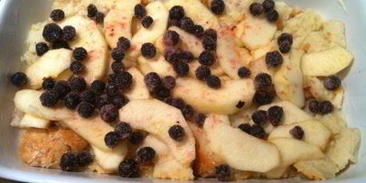 хлебный пудинг с яблоками и черникой