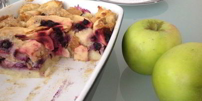 хлебный пудинг с яблоками и черникой