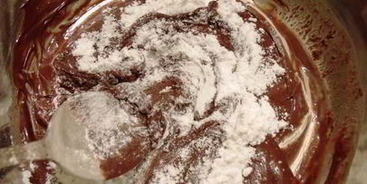 холодный десерт клубника в шоколаде