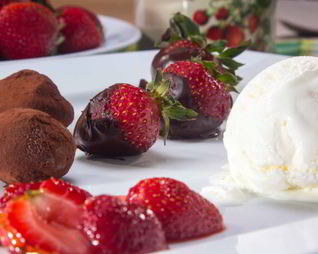 Клубника и шоколад с мороженым
