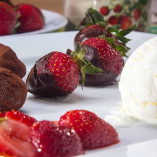 Клубника и шоколад с мороженым