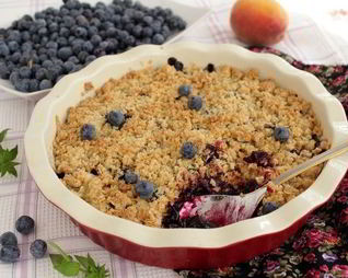 Крамбл с персиками и голубикой