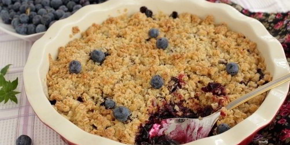 Рецепт крамбл с персиками и голубикой