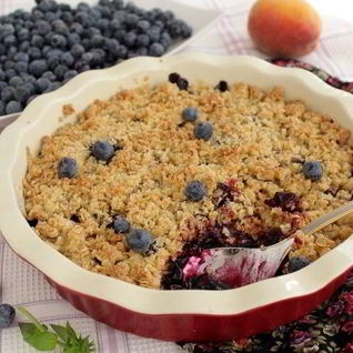 Крамбл с персиками и голубикой