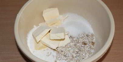 крамбл с персиками и голубикой