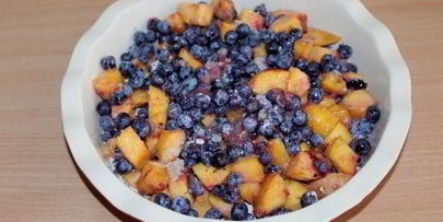 крамбл с персиками и голубикой