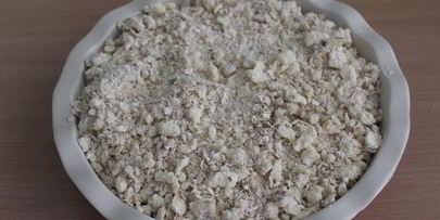 крамбл с персиками и голубикой