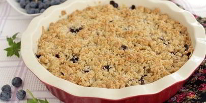 крамбл с персиками и голубикой