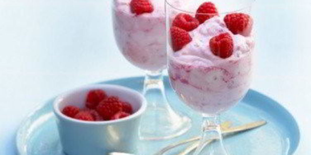 Рецепт английский крем с шоколадом, ликером франжелико и свежей малиной