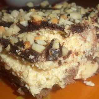 Арахисовый десерт с карамельным кремом и шоколадной глазурью без выпечки